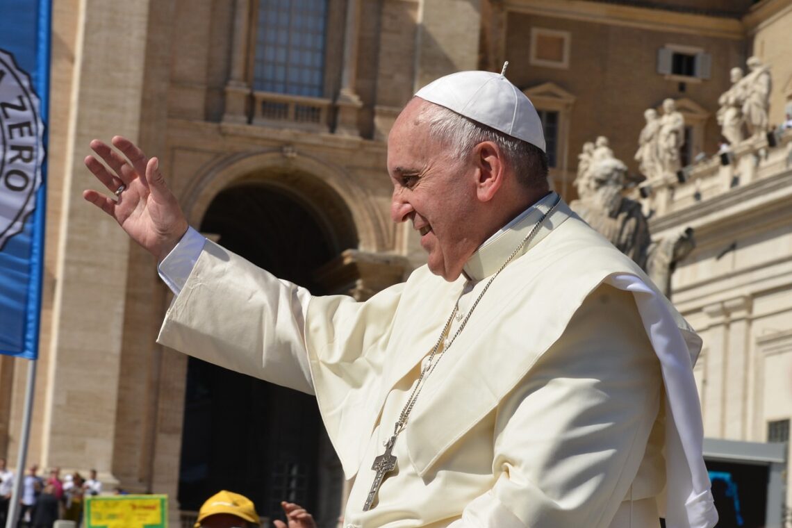 Papa Francesco firma il documento di inclusione per le minoranze