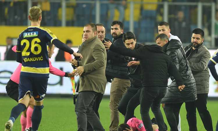 Super Lig turca, arbitro picchiato dal presidente dell’Ankaragucu: il VIDEO