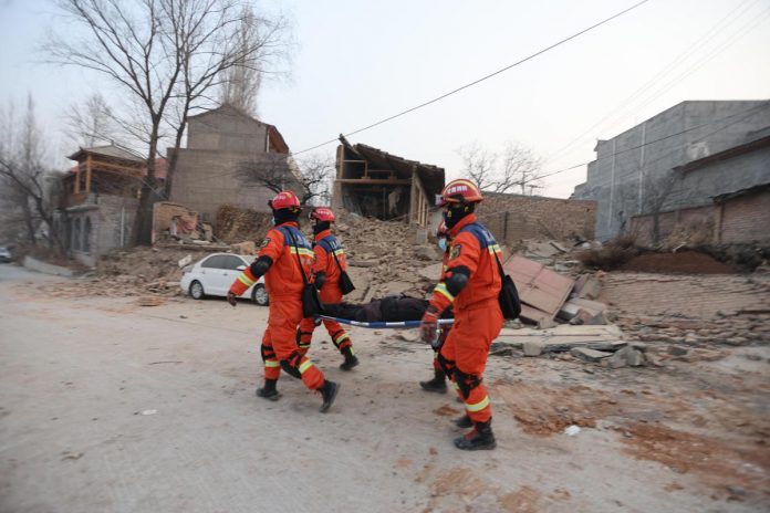 Terremoto in Cina, almeno 120 vittime: si scava tra le macerie