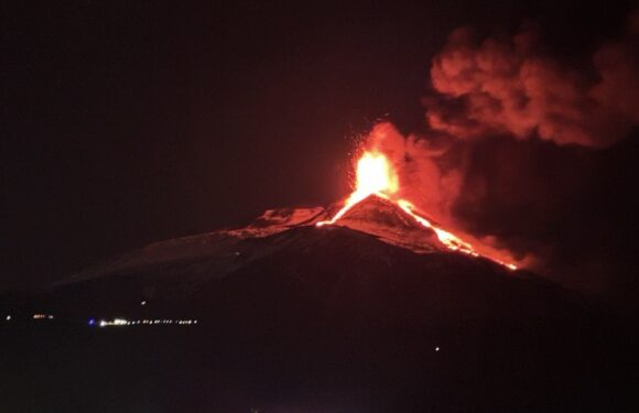 La sera di Catania illuminata dall’Etna: le foto dell’eruzione