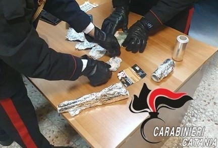 Catania, spacciatore di droghe pesanti beccato in casa: arrestato