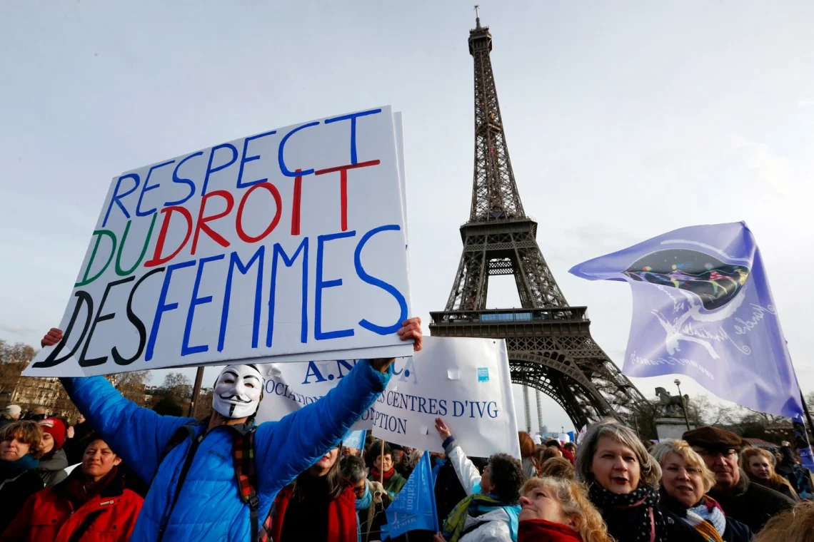 La Francia è il primo Paese al mondo con l’aborto in Costituzione