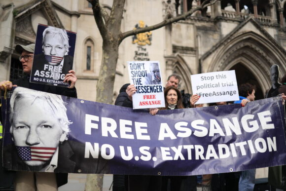 Estradizione in USA per Julian Assange, decisione rimandata