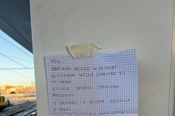 Allarme bomba a Trani, treni fermi e scuole chiuse: il bigliettino minatorio
