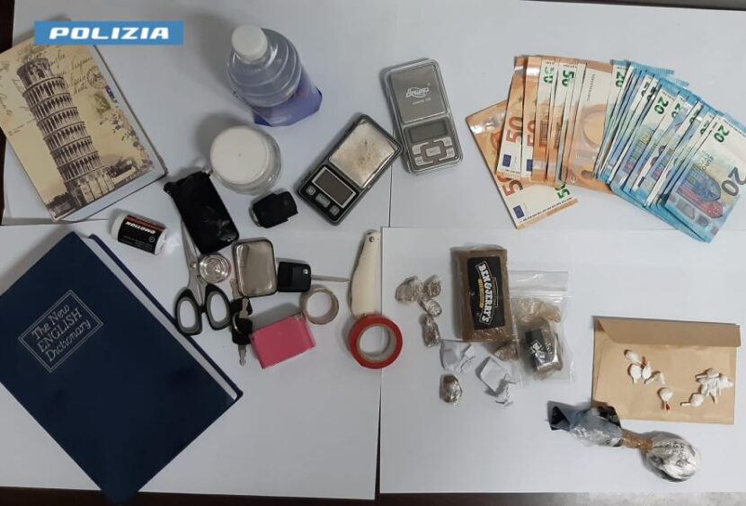 Lecce, nasconde droga nel caricabatterie e nelle chiavi dell’auto: arrestato