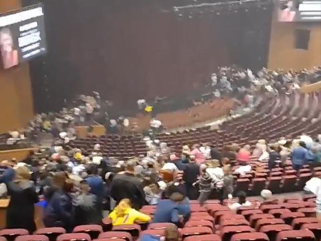Sparatoria in una sala da concerto a Mosca: in corso l’evacuazione