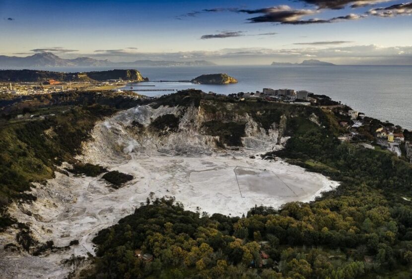Campi Flegrei, l’improbabile catastrofe del “vulcano invisibile”