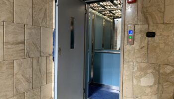 Catania, operaio di 31 anni muore incastrato in ascensore